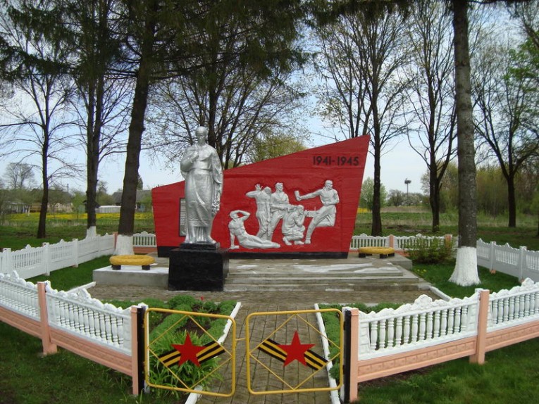 Памятник землякам в д. Ярмоличи