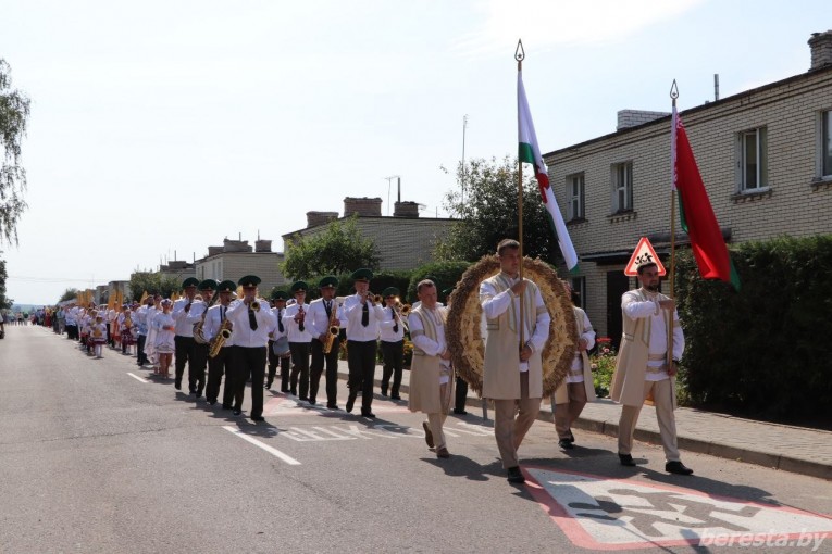 Святочнае шэсце «Адзіны шлях да хлеба» адкрыла раённы фестываль працаўнікоў вёскі «Дажынкі — 2024» у Вялікіх Эйсмантах