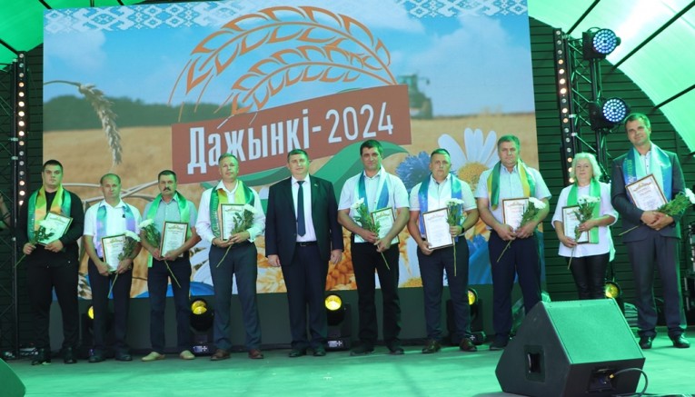 Хвала і пашана табе, хлебароб! Пераможцы спаборніцтва на ўборцы ўраджаю атрымалі ўзнагароды на  раённым фестывалі “Дажынкі-2024”