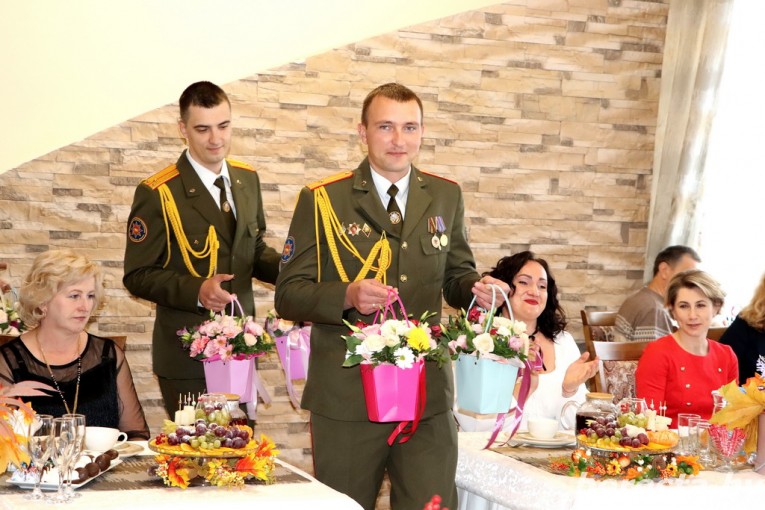 Цветы, чай с председателем райисполкома и слезы от счастья. На Берестовитчине состоялся торжественный прием матерей