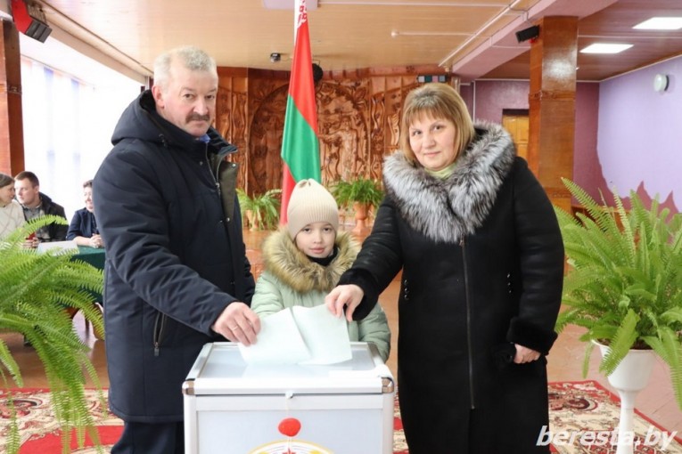 На Эйсмонтовском участке для голосования №13 голосуют представители как старшего, так и молодого поколения.