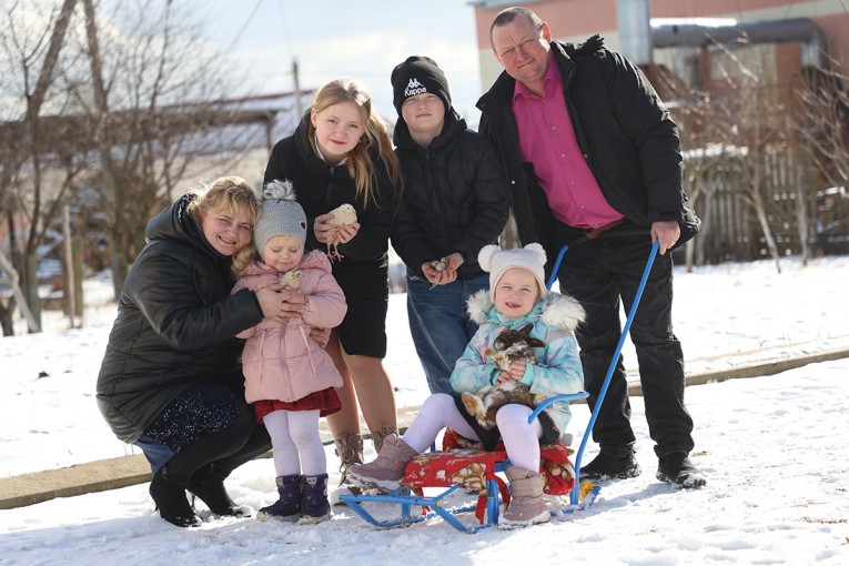 Многодетная семья из Берестовицкого района создала мини-зоопарк, чтобы радовать своих детей