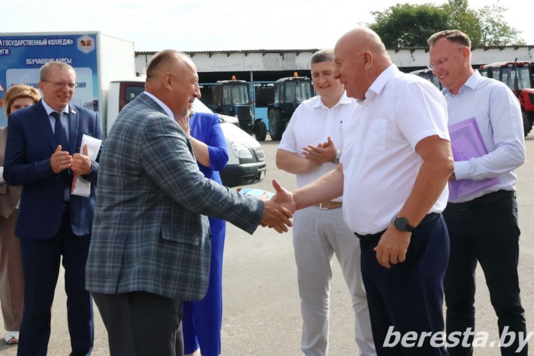 КСУП «Воронецкий» и ОАО «Малоберестовицкий элитхоз» безвозмездно передали Берестовицкому колледжу два комбайна