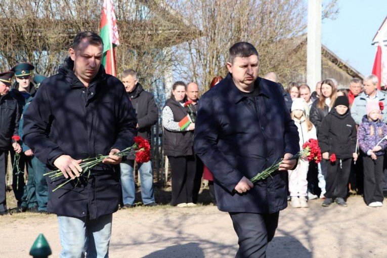 Минута памяти застыла в тишине. В Верховлянах почтили жертв фашистского террора