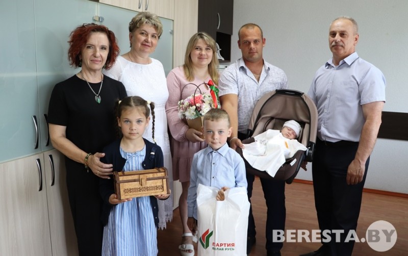 “Бацькава кашуля” – для маленькай прыгажуні. На Бераставіччыне далучыліся да рэспубліканскай акцыі «Трэці – Бацькаў»